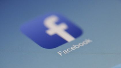فيس بوك تطلق ميزة لمساعدة المكفوفين على “رؤية” الصور المنشورة على شبكتها