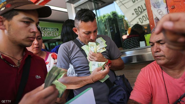 معضلة حمل الأموال في فنزويلا بسبب كثرتها !