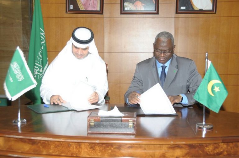 علم موريتانيا مقلوب ووزير التعليم منشغل بتوقيع اتفاق !