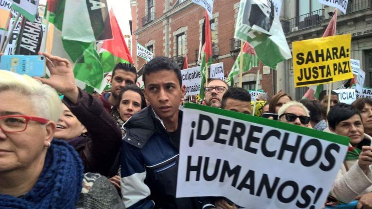 صحراويون يتظاهرون بإسبانيا ويثمنون الموقف الموريتاني من قضيتهم