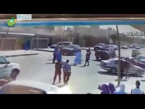 في موريتانيا: رجل يمثل أن سيارة صدمته ليحتال على صاحبها (فيديو) !