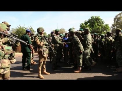 شاهد…استقبال بالأحضان للقوات السنغالية من قبل الجنود الغامبيين