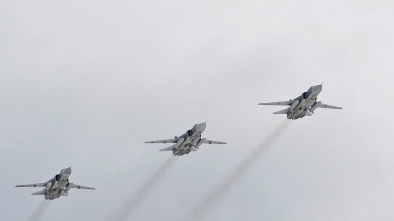 قصف جوي ومدفعي على مواقع داعش في الرقة
