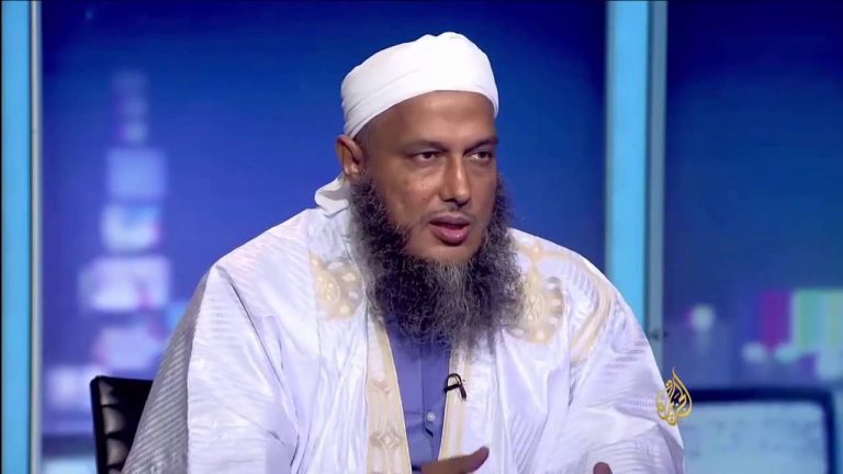 الشيخ الددو: القنوت مطلوب لأن العلماء في سجون السعودية