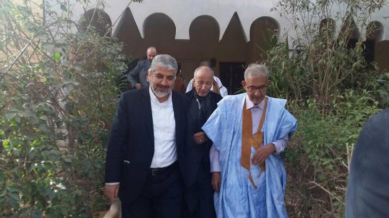 [صور] ولد داداه يحظى بزيارة وفد “حماس” لمنزله
