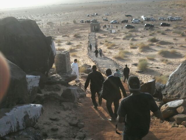 [صور] جبل أثري.. عجز وزراء عن الصعود عليه رفقة الرئيس !