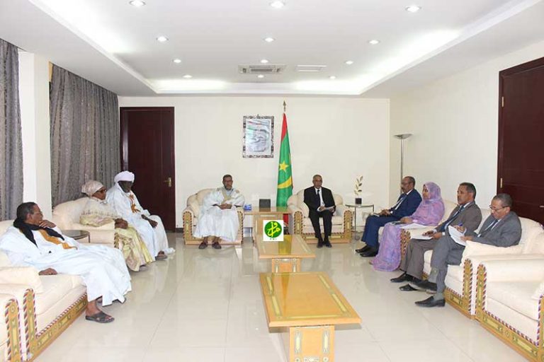 الوزير الأول يعقد اجتماعا مع زعيم مؤسسة المعارضة