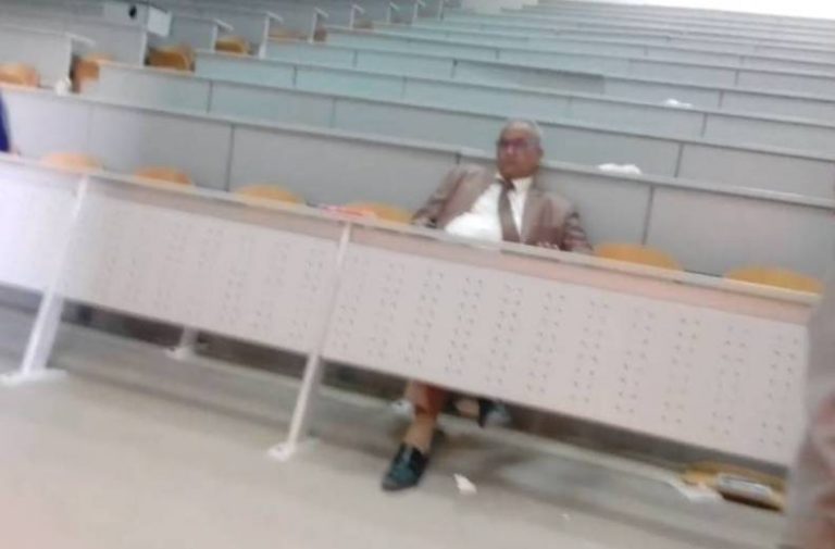 عميد كلية الطب وحيدا  في المدرج بعد إضراب الطلاب