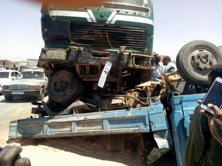 صور من حادث سير بمقاطعة الرياض خلف قتيلين اثنين