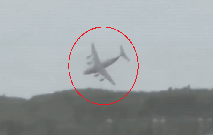 شاهد: لحظة سقوط الطائرة العسكرية الجزائرية ….استحالة نجاة الركاب من شدة الاصطدام بالارض