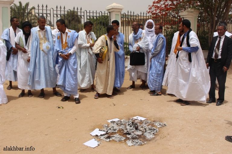 حرق جماعي للشهادات من قبل أساتذة التعليم العالي أمام البرلمان الموريتاني