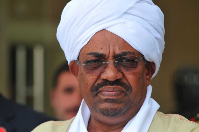 البشير يحل ضيفا على نواكشوط كأول رئيس عربي للمشاركة في القمة الأفريقية