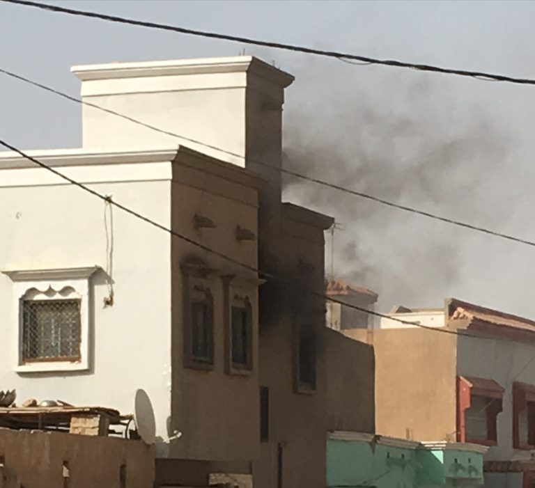 اشتعال منزل في حي سوق مكه بعرفات(صورة)