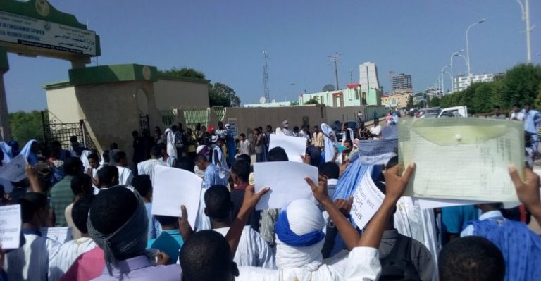 الحكومة تشرح قرار « سن الطلاب » والطلاب يردون عليها