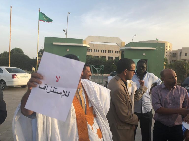 عمال موريتل يلوحون بالإضراب ويتهمون المغاربة “باحتكار” المكاسب