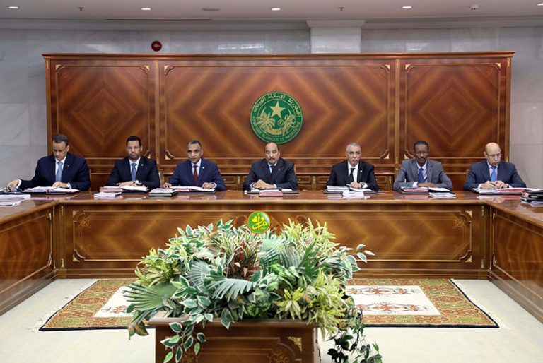 الحكومة تعقد أول اجتماعاتها بعد عطلة الرئيس