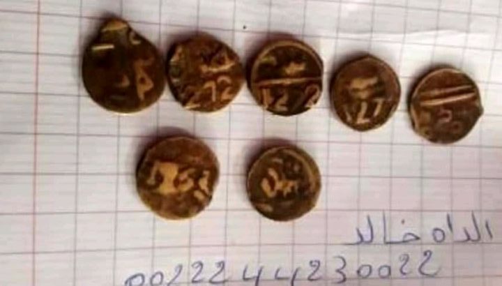 منقب موريتاني يعثر على قطع نقدية قديمة نقشت عليها “نجمة سداسية” [صور]