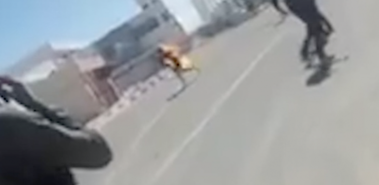 [فيديو] شاب يحرق نفسه عند المعبر الحدودي “كركات” !