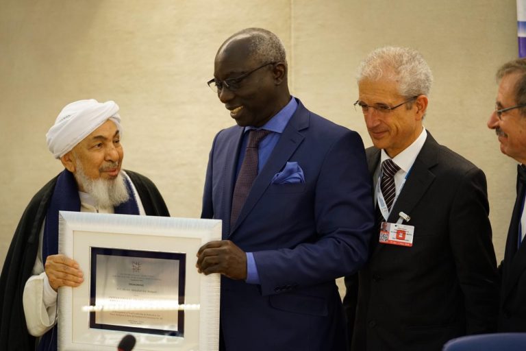 الشيخ بن بيه يفوز بجائزة سفير الحريات الدينية