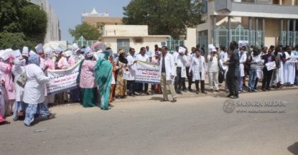 موريتانيا.. الأطباء يحتجون أمام وزارة الصحة ويلوحون بالتصعيد
