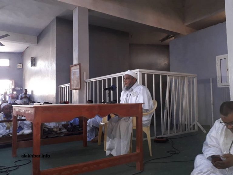 الشيخ الددو يجهش بالبكاء أثناء محاضرة على منبر الشيخ بن الحسن