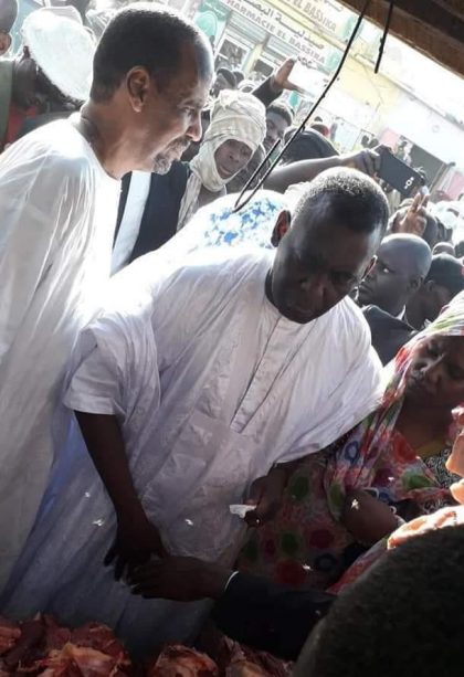 مرشح للرئاسة يقوم بجولة في أسواق وسط نواكشوط