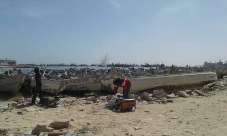 فيديو احتراق باخرة على الشواطئ الموريتانية