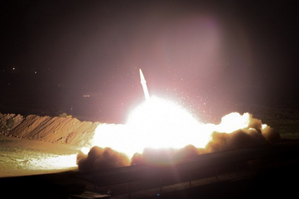 بـ9 صواريخ.. إيران تستهدف قاعدة قوات أمريكية في الأنبار بالعراق