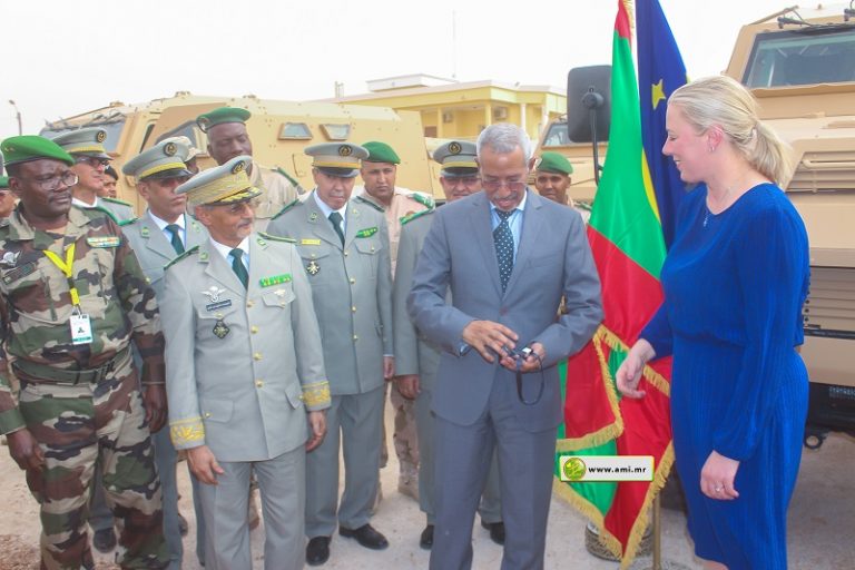 وزير الدفاع الموريتاني يستلم مدرعات حربية
