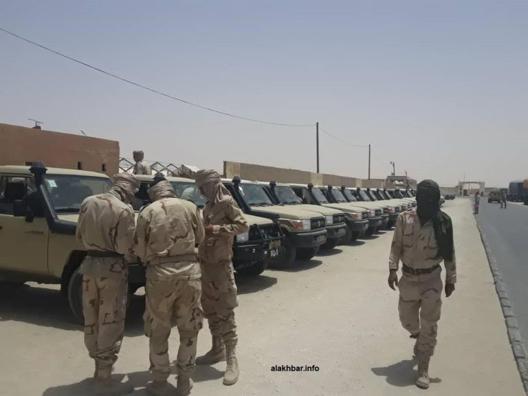 الجيش يستلم مواد غذائية تحضيرا لتوزيعها على الأسر الفقيرة