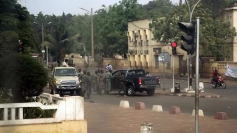 إطلاق نار كثيف ومواجهات في أكبر قاعدة عسكرية بعاصمة مالي