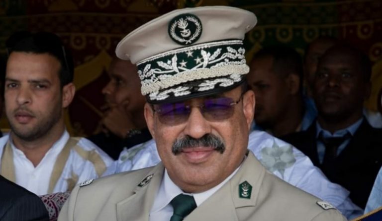 الفريق سلطان اسواد يسلم مهامه لمساعده
