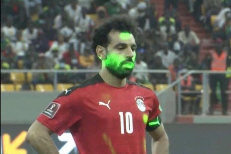 بعد توجيه أشعة ليزر على أعين اللاعبين المصريين.. الفيفا يدرس العقوبات الرادعة